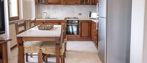 ثلاجة، فرن، مائدة طعام