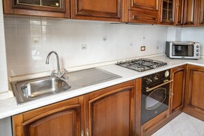 Frigorífic, forn i una taula de menjador 