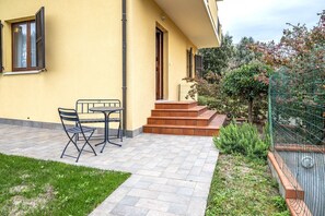 Outdoor dining - C012 - Camerano, two-room apartment with two bathrooms and panoramic garde (Camerano)