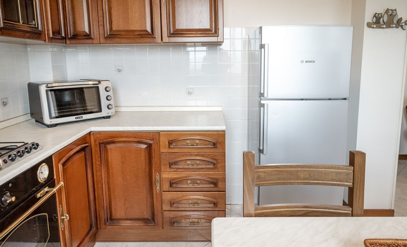 Geladeira, fogão, mesas de jantar