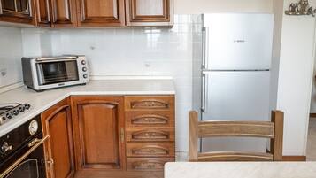 Geladeira, fogão, mesas de jantar