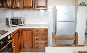 Frigorifero, forno, tavolo da pranzo