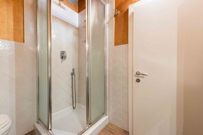 Ducha, secador de pelo, bidet, toallas