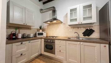 Frigorifero, microonde, forno, piano cottura