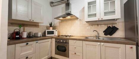 Frigorífic, microones, forn i placa de cuina