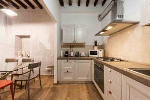 ثلاجة، ميكروويف، فرن، موقد طهي مسطح