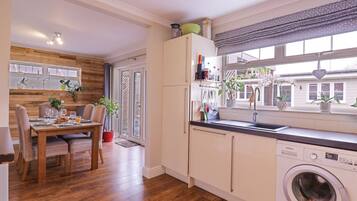 Dishwasher, electric kettle, toaster, cookware/dishes/utensils