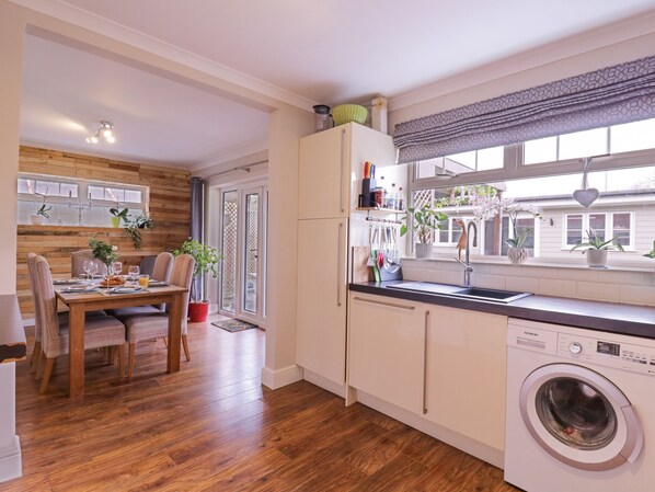 Lavavajillas, tetera eléctrica, tostadora y utensilios de cocina 