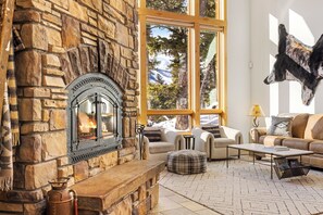Smart TV y chimenea 