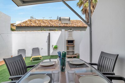 Casa de vacaciones 'Casa Rafael' con vistas al mar, Wi-Fi y aire acondicionado