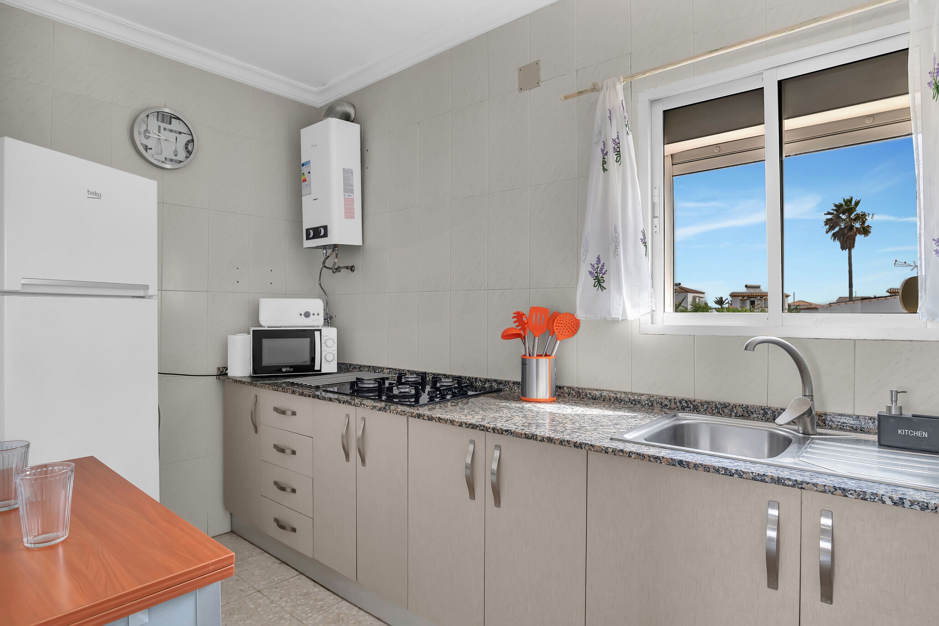 Réfrigérateur, micro-ondes, plaque de cuisson, cafetière/bouilloire