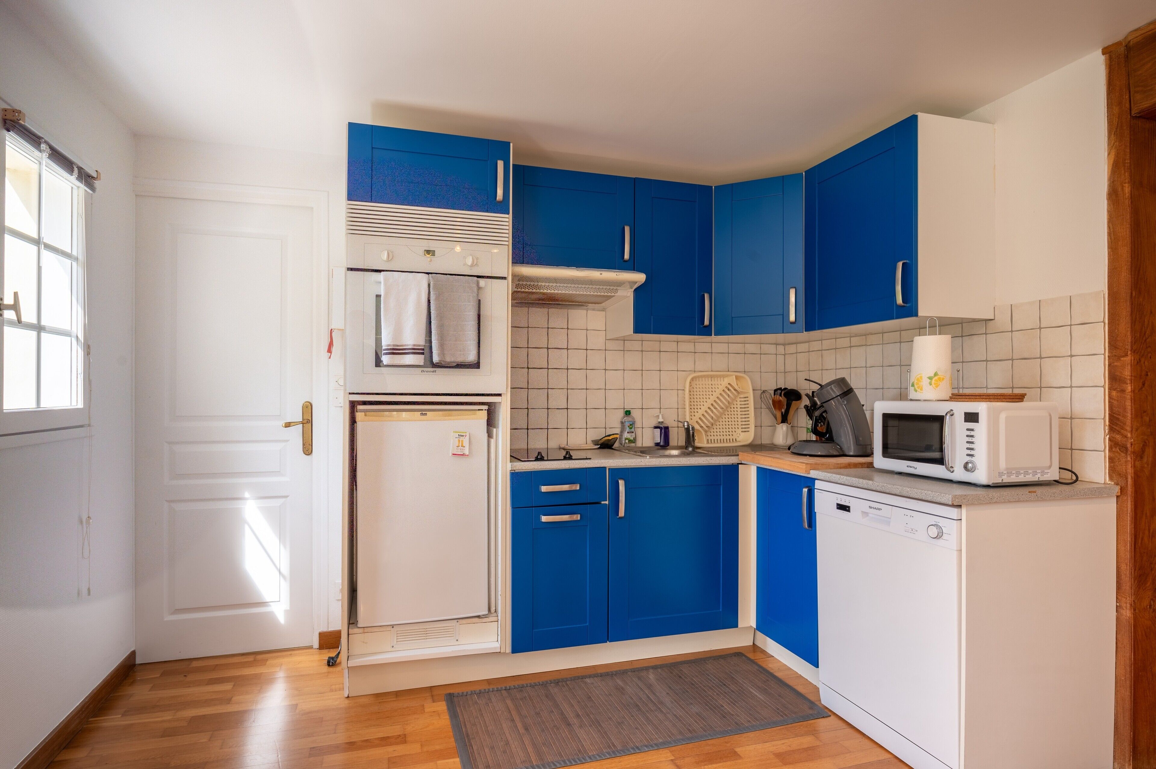 Køleskab, mikrobølgeovn, ovn, kogeplade