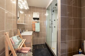 Douche, sèche-cheveux, serviettes fournies