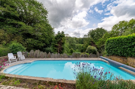Piscine. Petite maison 'Les Sapins' avec piscine partagée, terrasse partagée et Wi-Fi