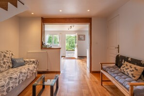 Living area - Petite house 'Les Sapins' with shared pool, terrace and Wi-Fi (Rochefort-en-Terre)