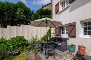Outdoor dining - Petite house 'Les Sapins' with shared pool, terrace and Wi-Fi (Rochefort-en-Terre)