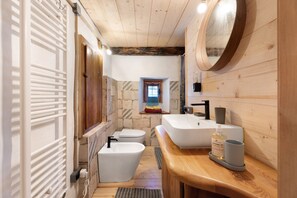 Suihku, hiustenkuivaaja, pyyhkeet