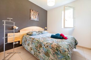2 bedrooms, iron/ironing board, free WiFi - Cosy 2-Bedroom Holiday Home Near the Sea with Shared Pool, Terrace and Wi-Fi (Ondres)