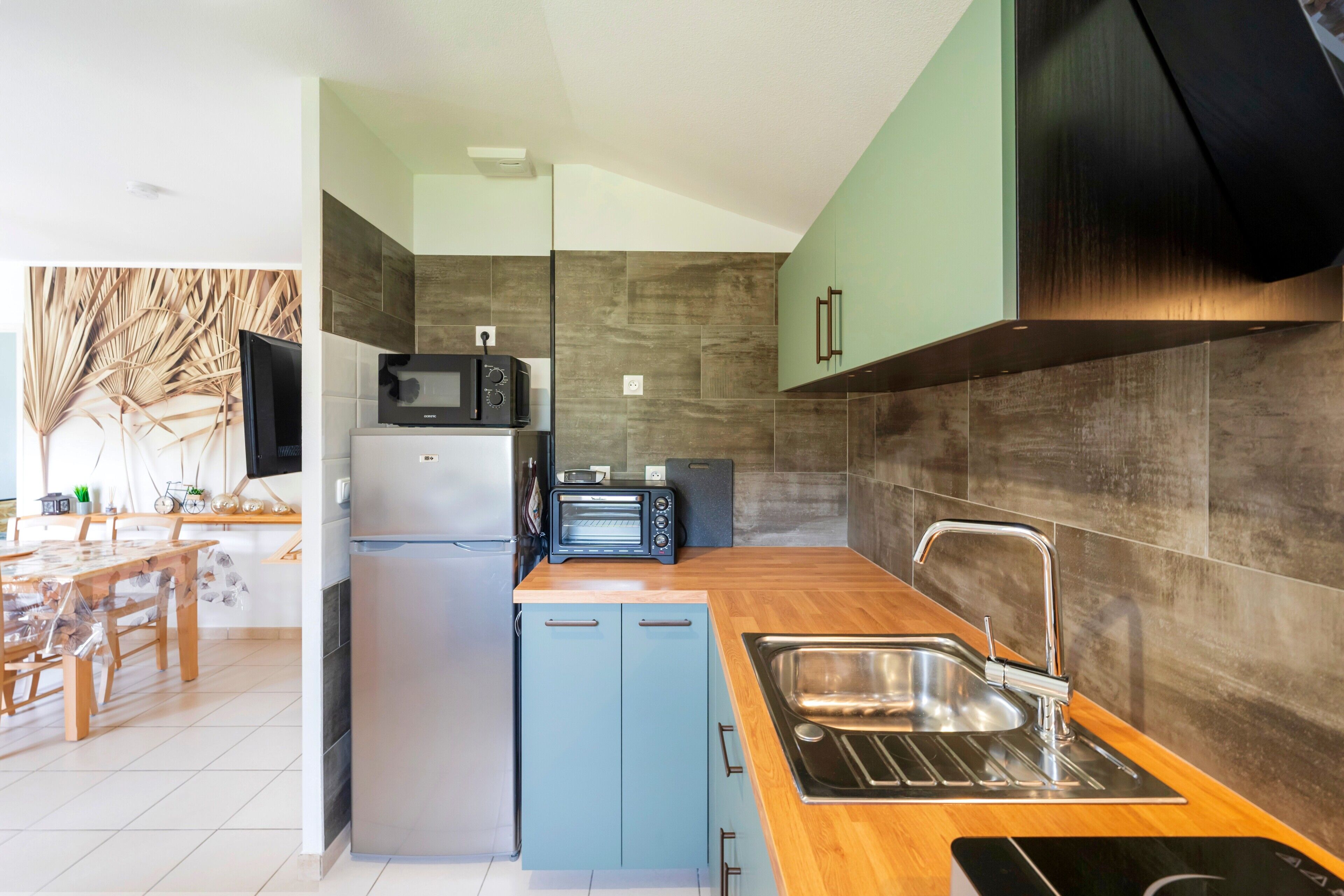 Frigorifero, microonde, forno, piano cottura