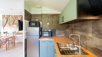 Frigorifero, microonde, forno, piano cottura