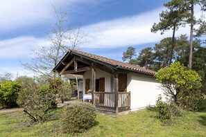 Exterior - Holiday Home 'Cosy Pavillon 2 Bedrooms Near the Sea' with Shared Pool, Terrace and Wi-Fi (Ondres)