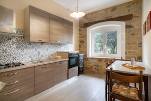 Fridge, oven, stovetop, dishwasher - Apartment 'Appartamento In Villa La Baronessa' with Private Garden and Wi-Fi (Sanremo)