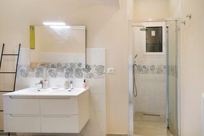 Shower, hair dryer, towels - Apartment 'Appartamento In Villa La Baronessa' with Private Garden and Wi-Fi (Sanremo)