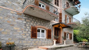 A stone building with a balcony, a door, and a window. - Apartment 'Appartamento In Villa La Baronessa' with Private Garden and Wi-Fi (Sanremo)