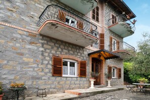 Exterior detail - Apartment 'Appartamento In Villa La Baronessa' with Private Garden and Wi-Fi (Sanremo)