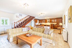 Televisión y chimenea 