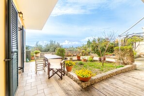 Outdoor dining - Vacation Home "Ilios County House" with Sea View, Private Terrace & Wi-Fi (Corfu)