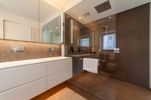 Dusche, Haartrockner, Handtücher