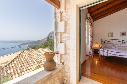 Holiday Home 'Oldstone Cottage' with Sea View, Private Terrace and Wi-Fi