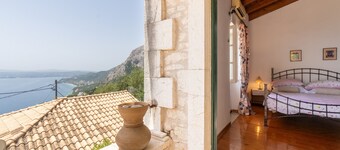 Holiday Home 'Oldstone Cottage' with Sea View, Private Terrace and Wi-Fi