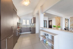 Geladeira, fogão, cooktop, lava-louças