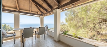 Villa 'Salvia' with Sea View, Wi-Fi and Air Conditioning