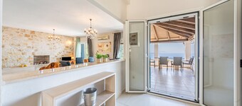 Villa 'Salvia' with Sea View, Wi-Fi and Air Conditioning