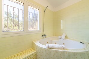 Shower, hair dryer, towels - Villa 'Salvia' with Sea View, Wi-Fi and Air Conditioning (Corfu)
