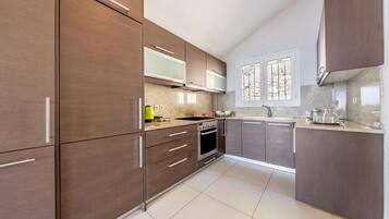 Refrigerador, horno, placa de cocina, lavavajillas