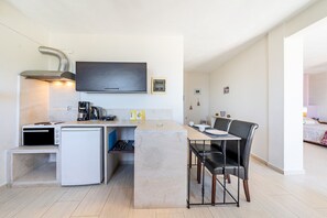Fridge, oven, stovetop, coffee/tea maker