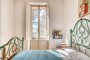 10 habitaciones, tabla de planchar con plancha y wifi gratis 