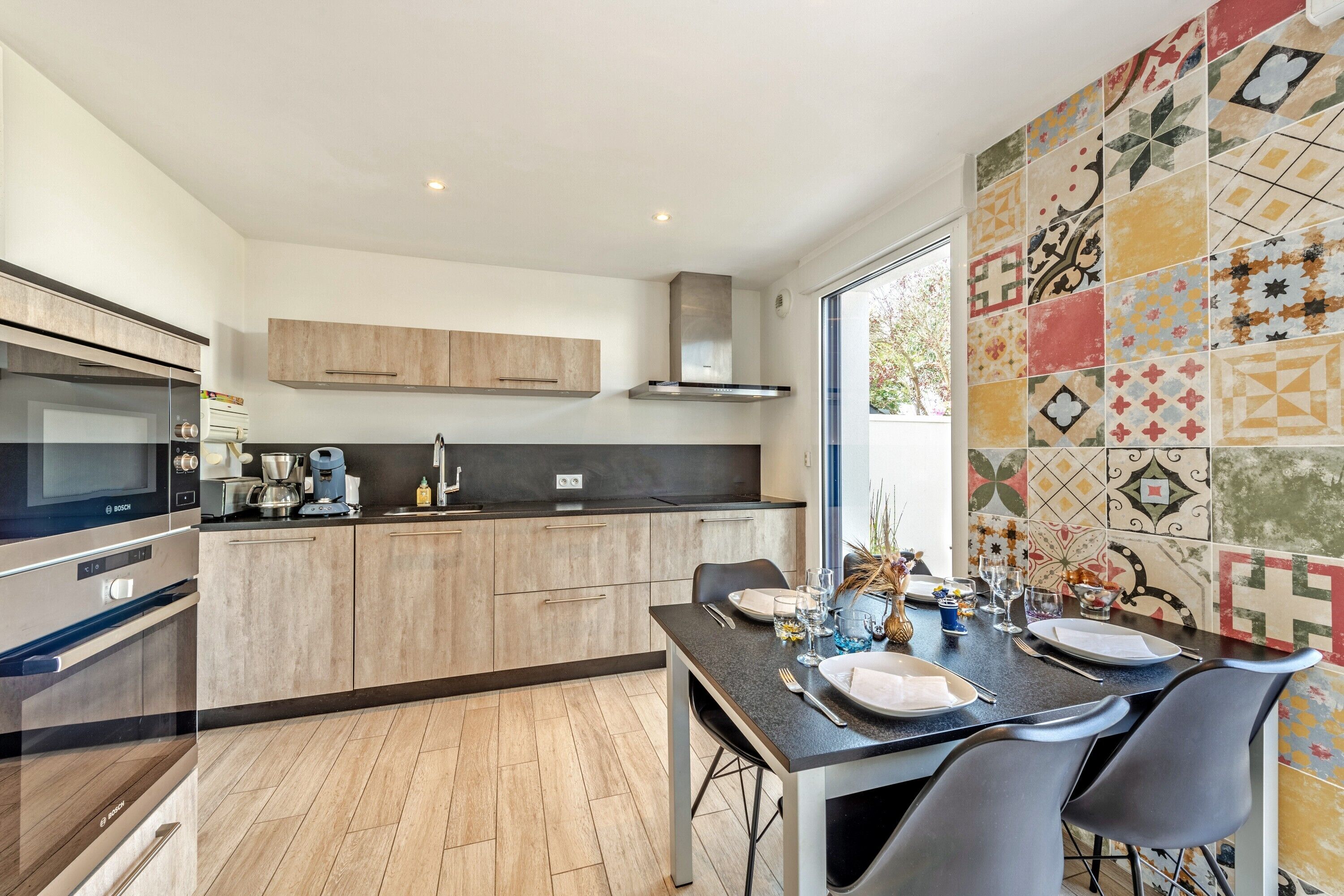 Jääkaappi, mikroaaltouuni, uuni, liesi