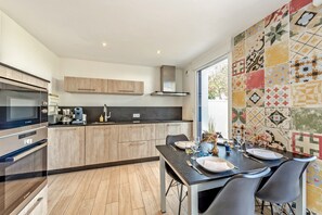 Kylskåp, mikrovågsugn, ugn och spishäll