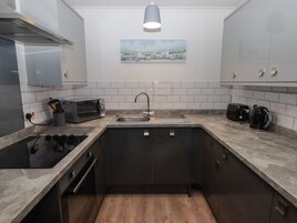 冰箱、洗碗机、电热水壶、烤面包机