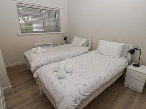 2 kamar tidur dan didekorasi berbeda-beda