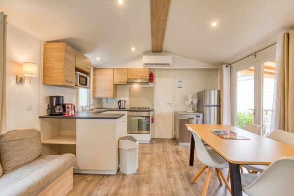 Fridge, microwave, oven, stovetop - Mobile Home - 8 persons (Lattes)