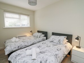 2 bedrooms, individually decorated, individually furnished, free WiFi - 36 Coedrath Park (Saundersfoot)