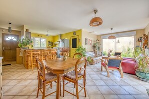 Dining - Villa 'Maison Calme Et Vue Forêt' with Private Terrace and Wi-Fi (Andernos-les-Bains)