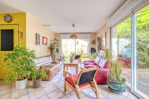 Télévision, table de tennis de table