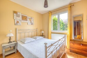 3 bedrooms, iron/ironing board, free WiFi - Villa 'Maison Calme Et Vue Forêt' with Private Terrace and Wi-Fi (Andernos-les-Bains)